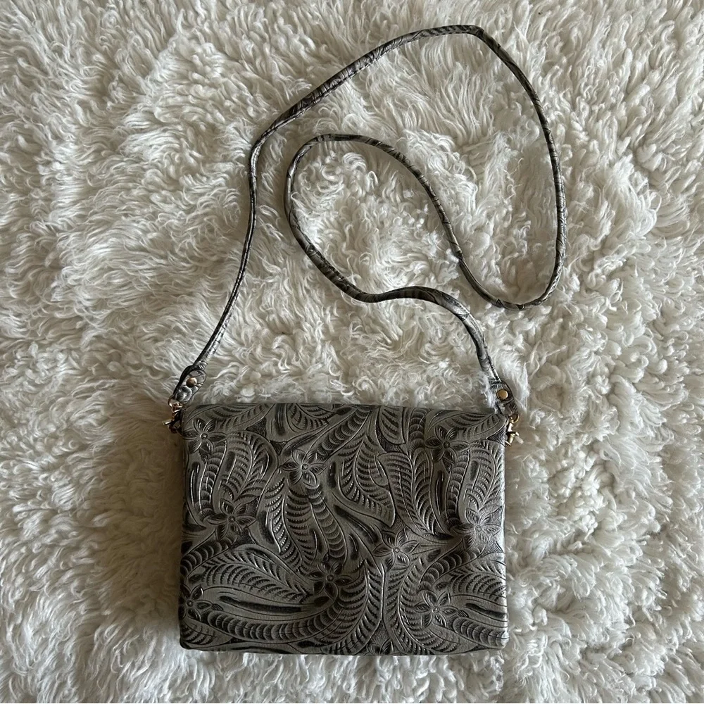 🔴 3/$15! Street Level Grey/Silver Embossed Foldover Crossbody Handbag - Picture 3 of 8